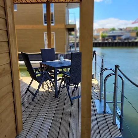 4 Sterne Dtv Floating House Botel Kroslin