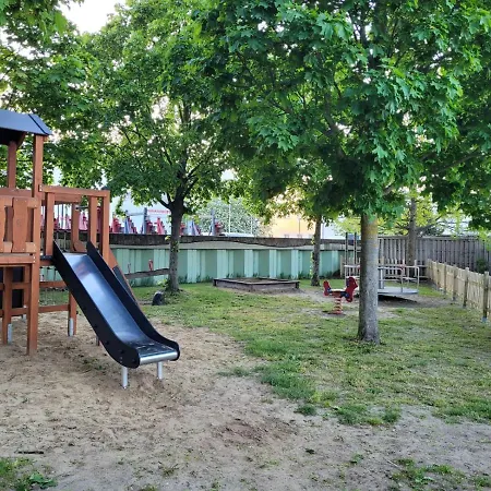 4 Sterne Dtv Floating House Botel