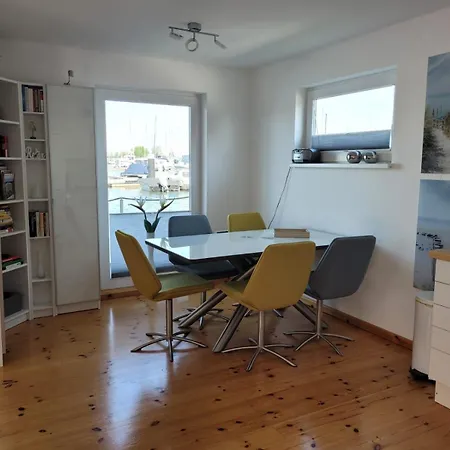 4 Sterne Dtv Floating House Botel