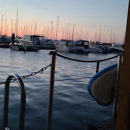 4 Sterne Dtv Floating House *